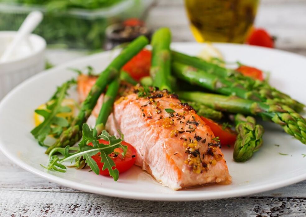 alimentos anti-inflamatórios, como salmão e plantas