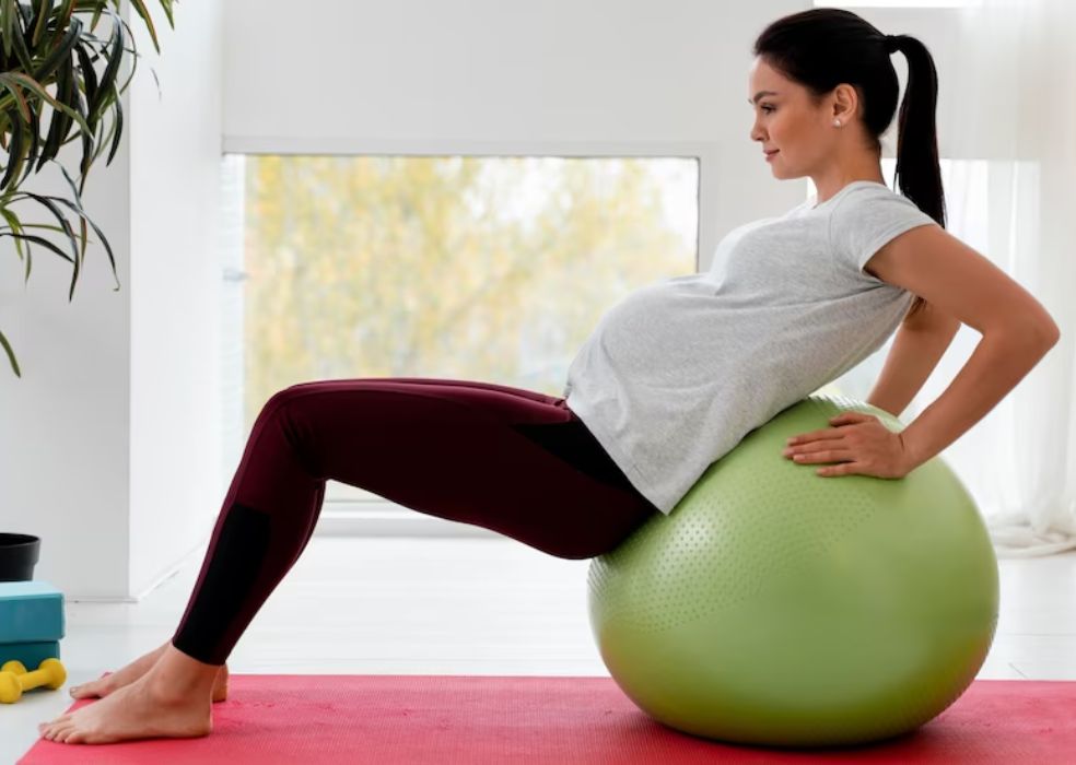mulher fazendo exercícios na gravidez